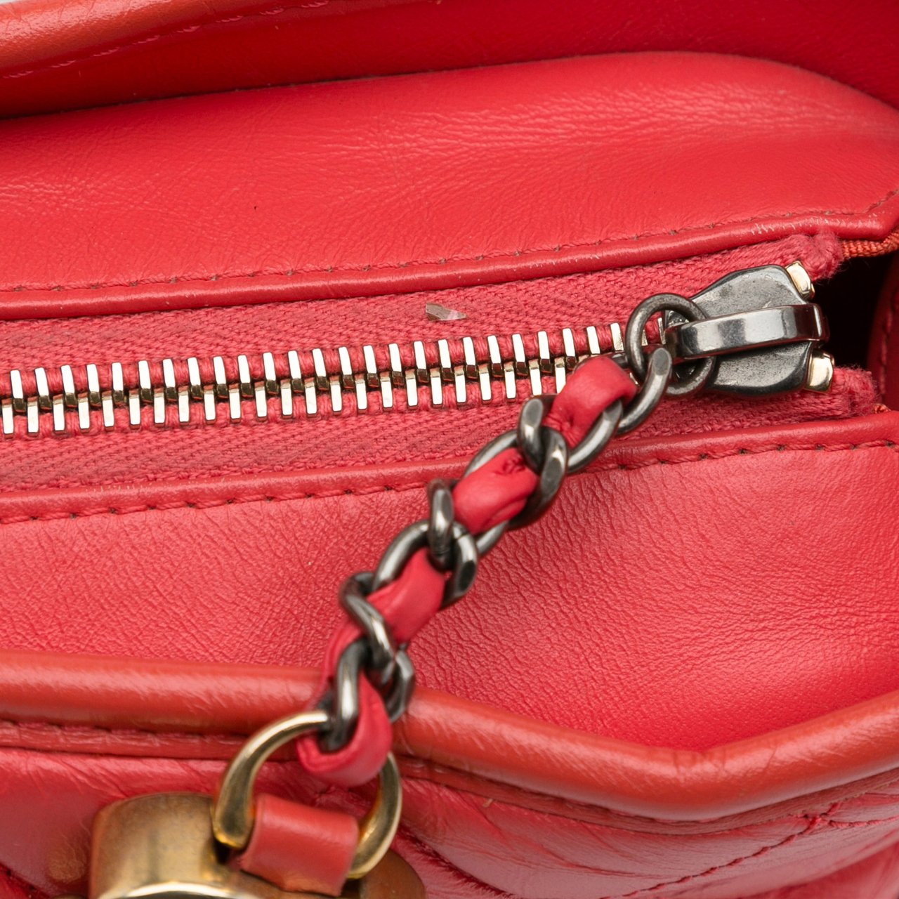 Chanel Small Chevron Lambskin Gabrielle Crossbody Rood