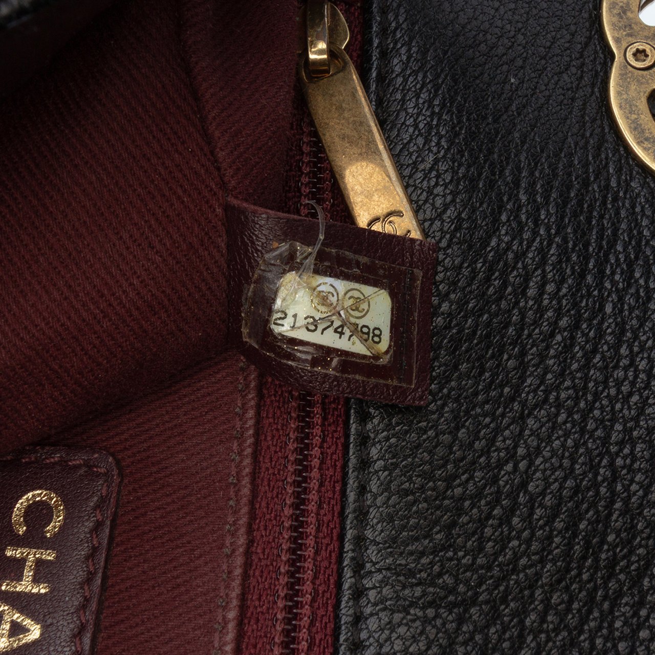 Chanel Paris-Salzburg Small Patent and Goatskin CC Eyelet Flap Zwart