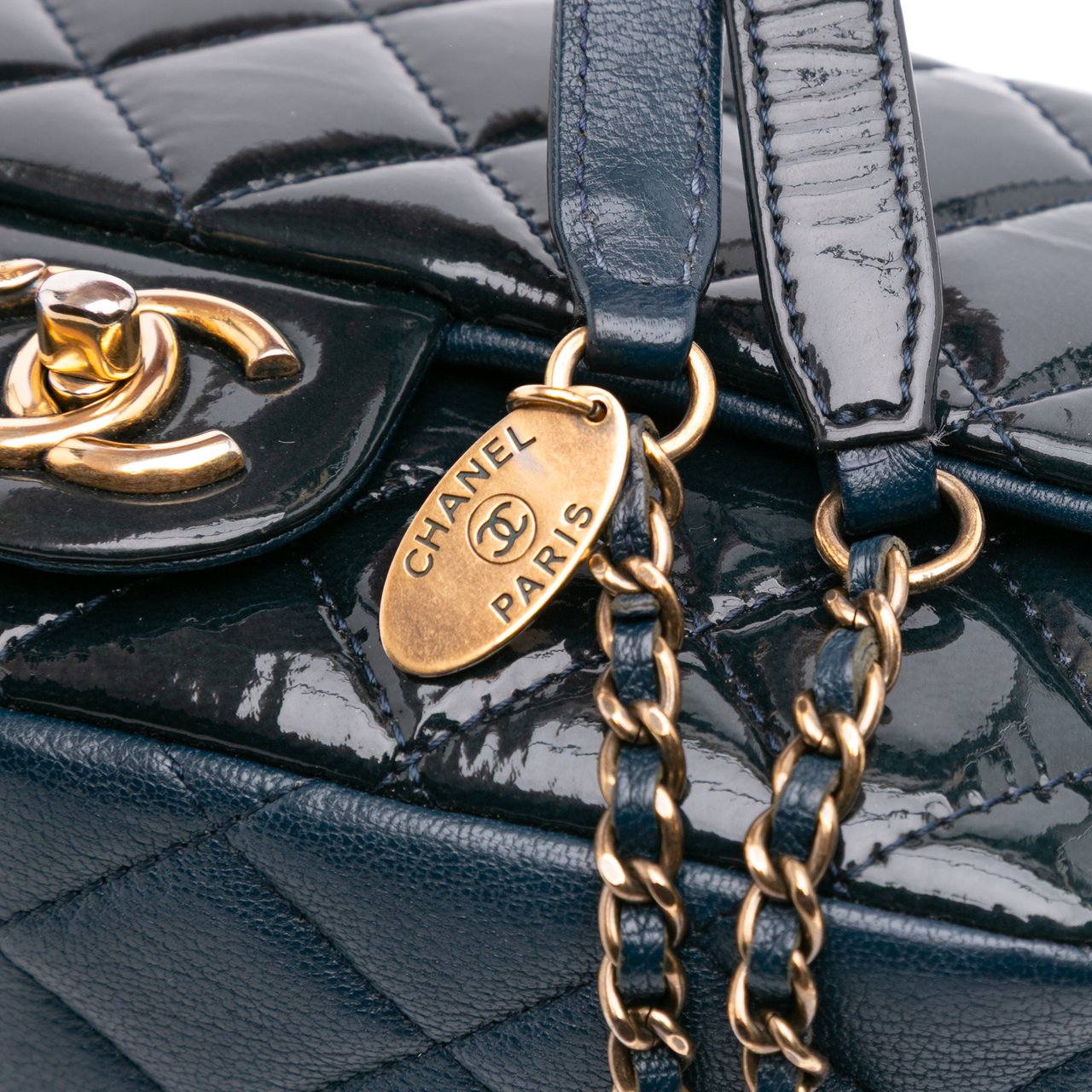Chanel Paris-Salzburg Small Patent and Goatskin CC Eyelet Flap Blauw