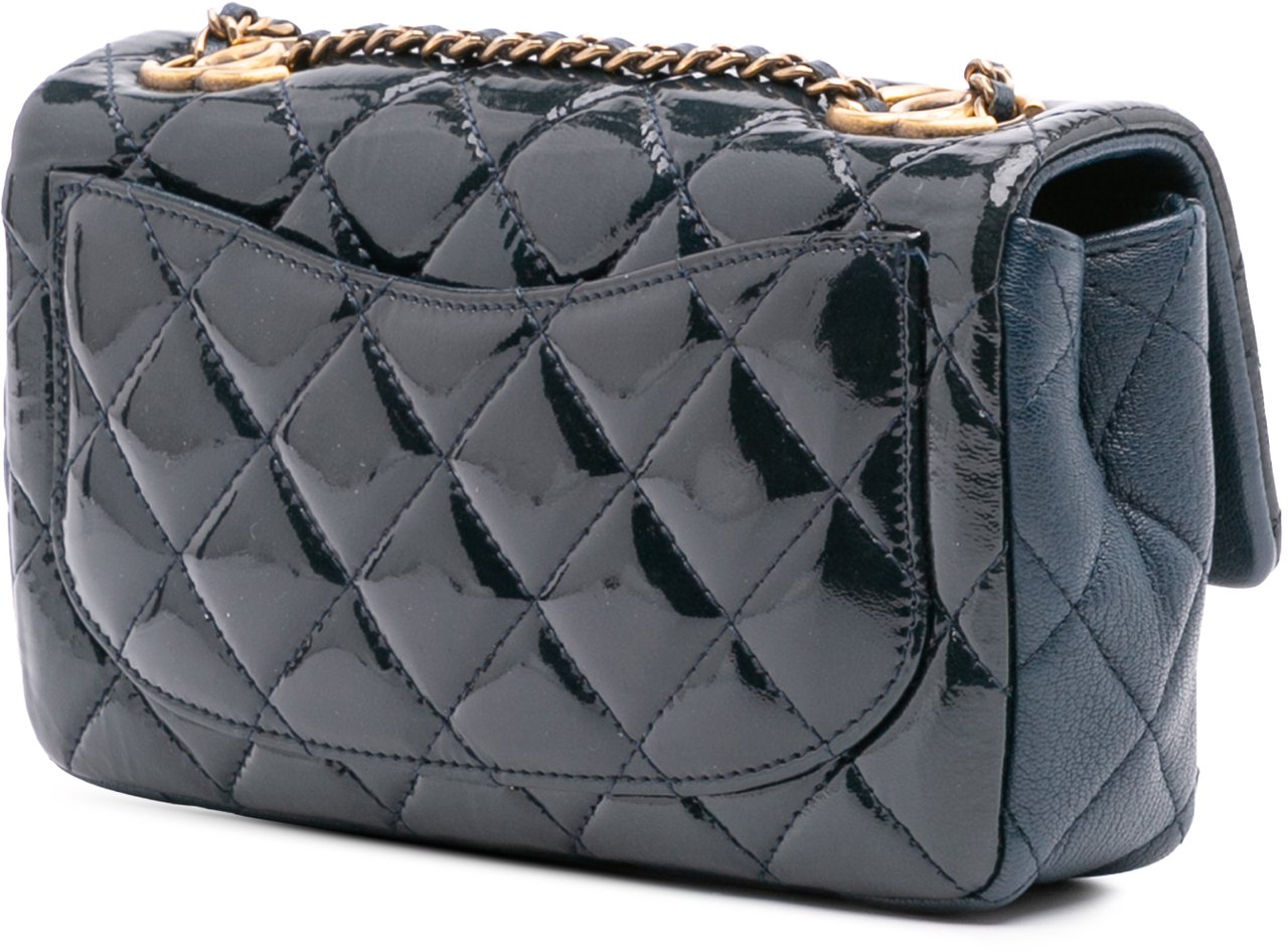 Chanel Paris-Salzburg Small Patent and Goatskin CC Eyelet Flap Blauw