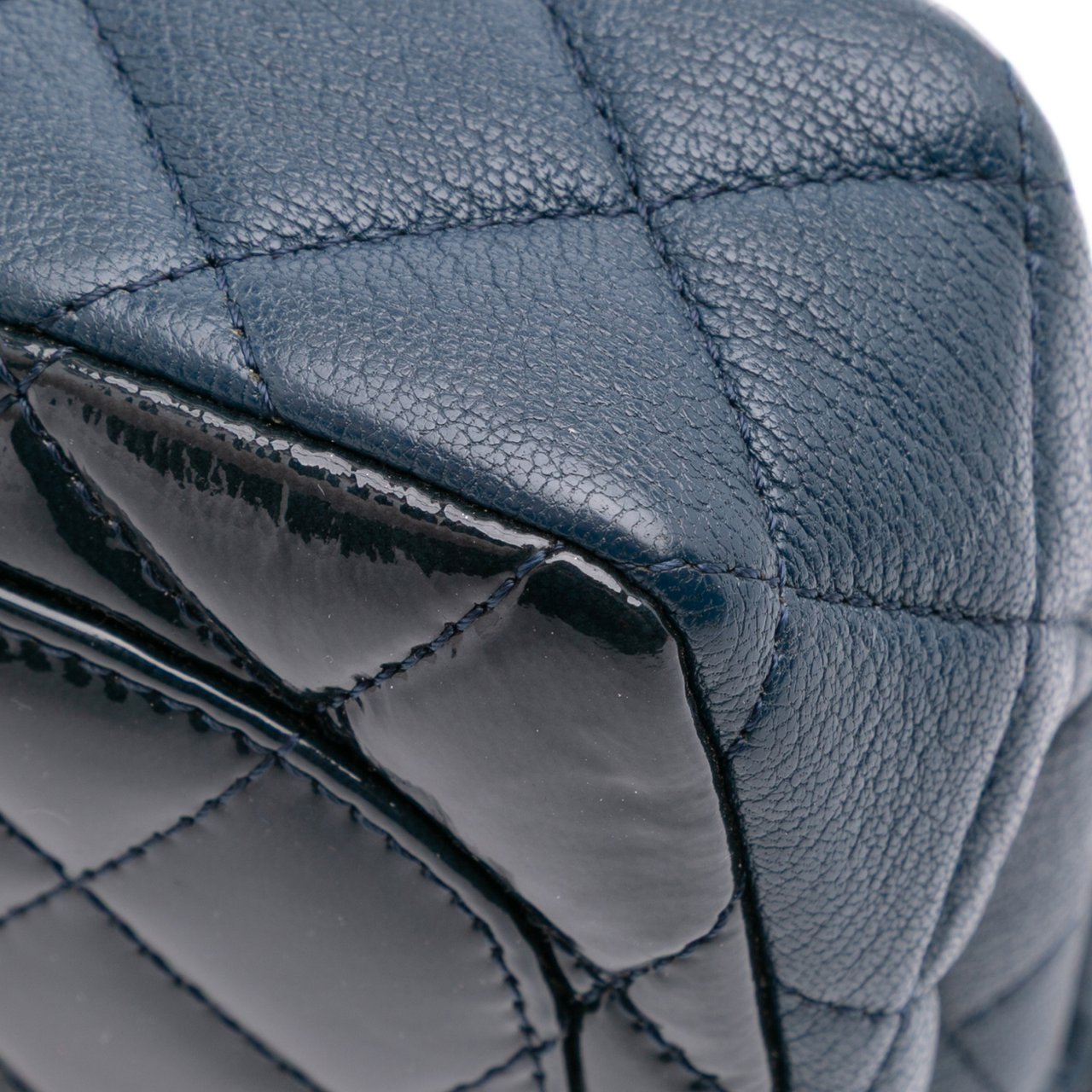 Chanel Paris-Salzburg Small Patent and Goatskin CC Eyelet Flap Blauw