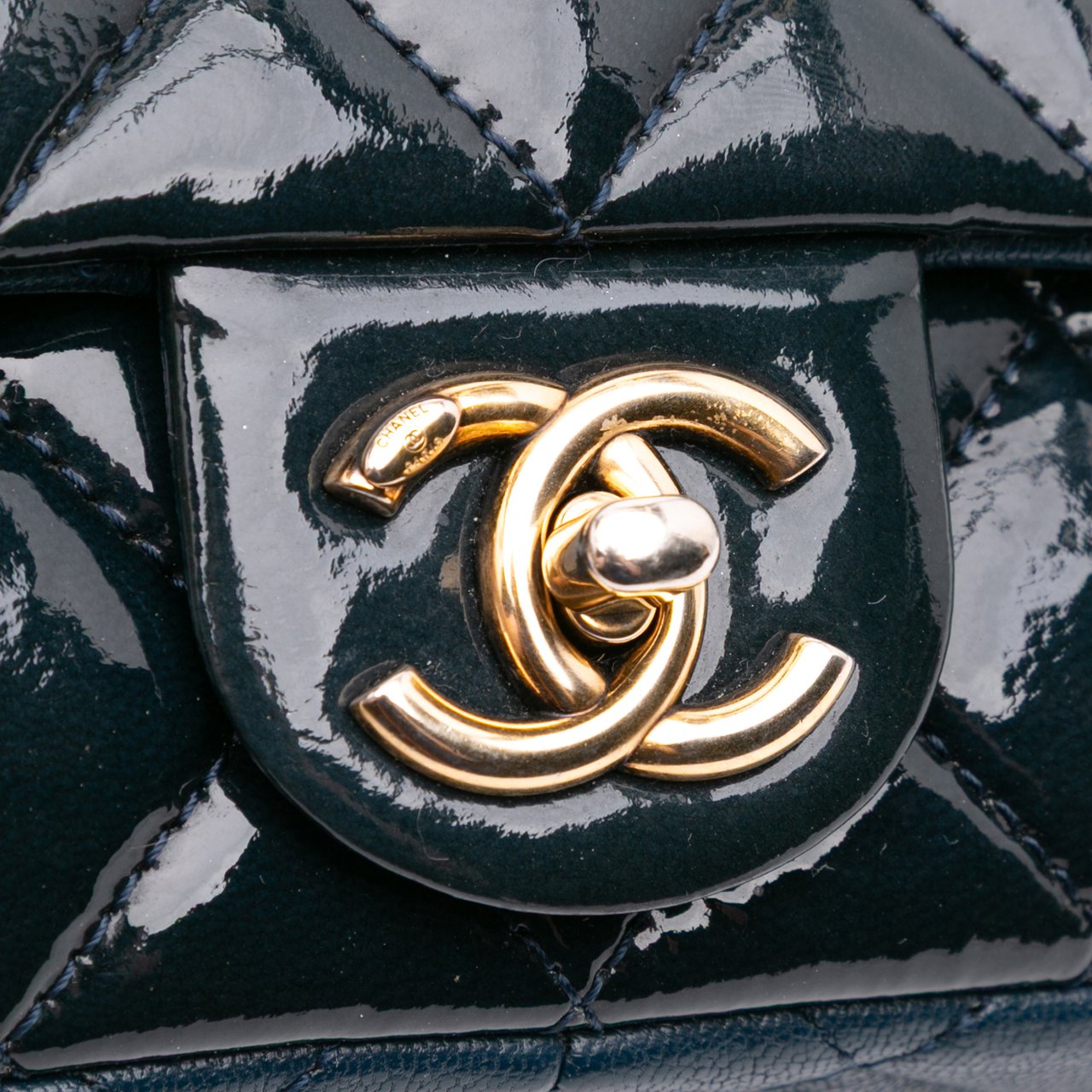 Chanel Paris-Salzburg Small Patent and Goatskin CC Eyelet Flap Blauw