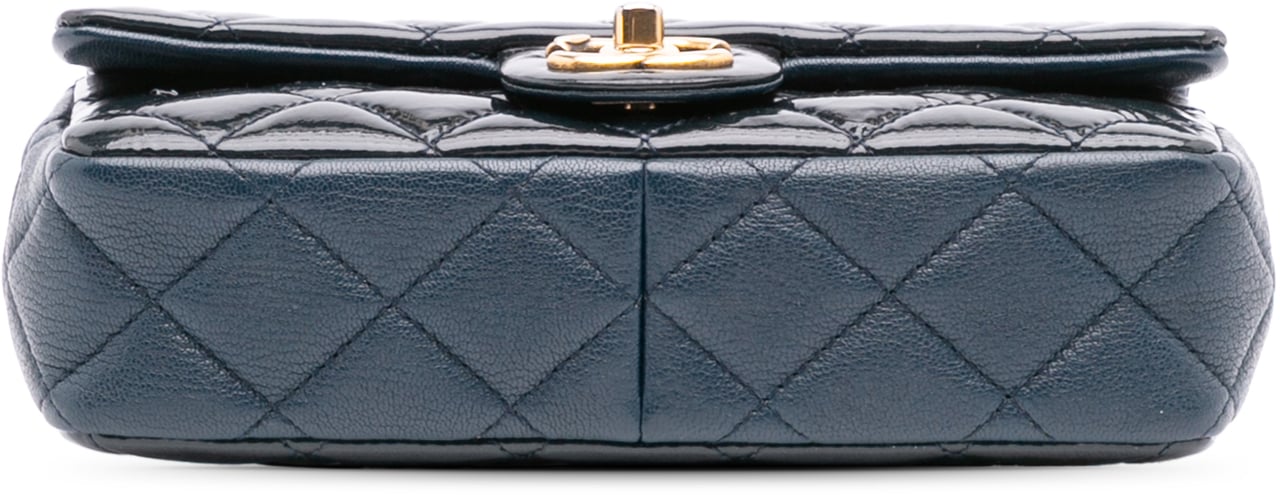 Chanel Paris-Salzburg Small Patent and Goatskin CC Eyelet Flap Blauw
