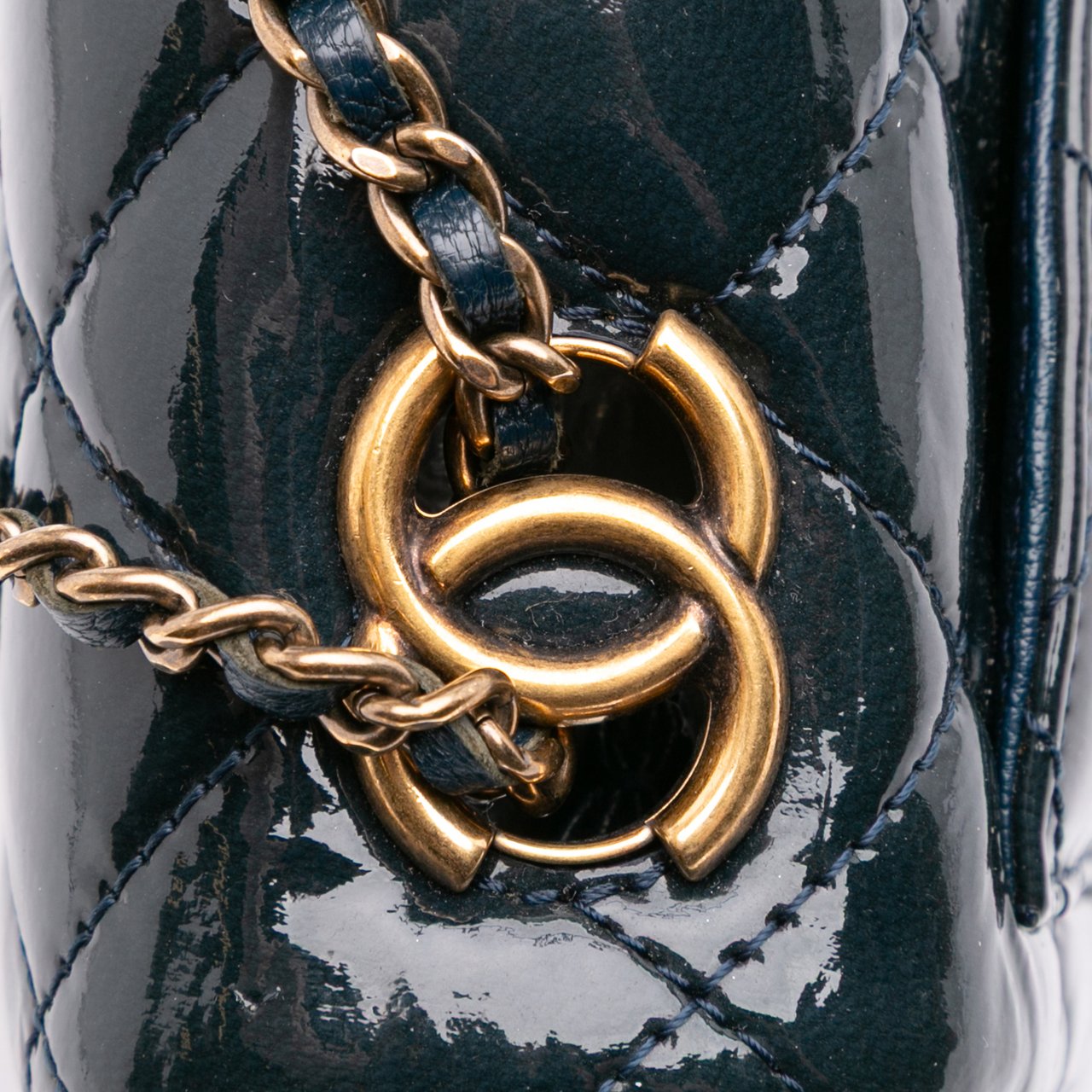 Chanel Paris-Salzburg Small Patent and Goatskin CC Eyelet Flap Blauw