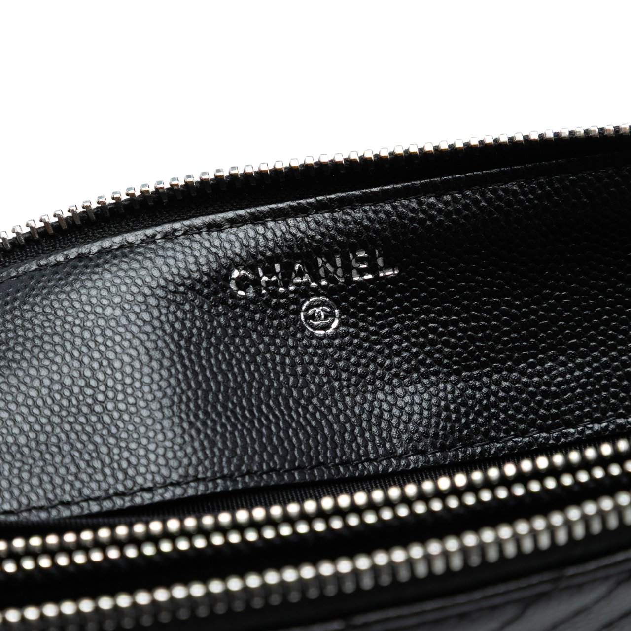 Chanel CC Chevron Caviar Zip Clutch Zwart