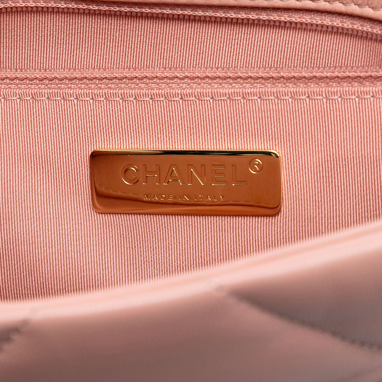 Chanel Medium Lambskin 19 Flap Roze