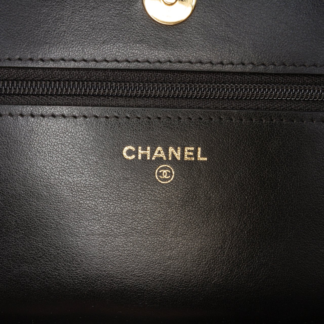 Chanel Lambskin Studded Diamond Stitch Wallet On Chain Zwart