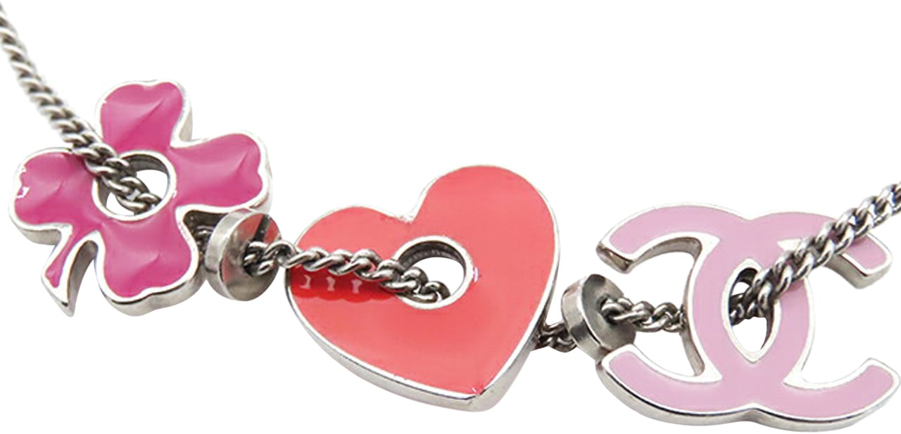 Chanel CC Silver Plated Enamel Heart and Clover Charm Pendant Necklace Zilver