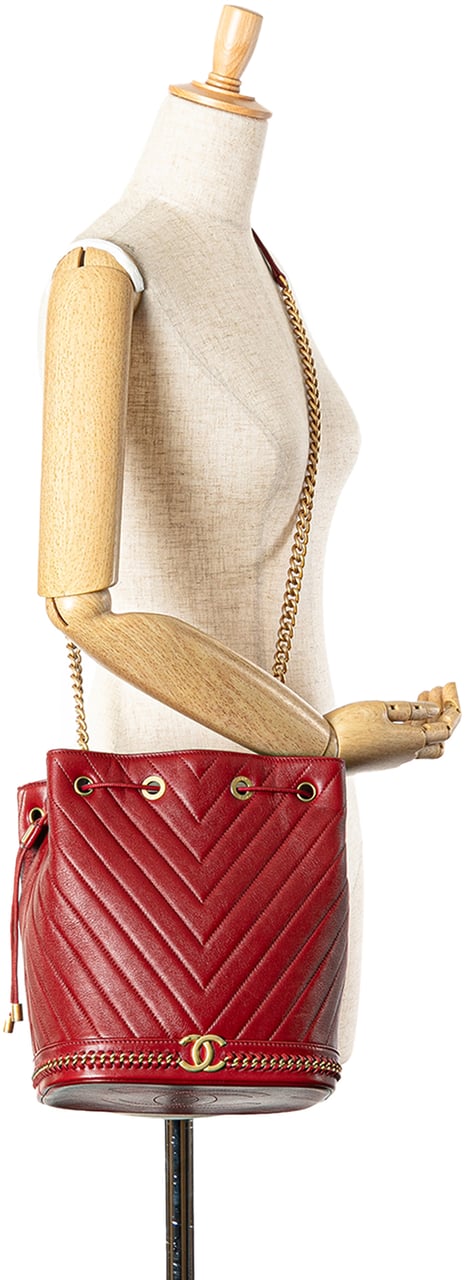 Chanel Paris Cosmopolite Medium Chevron Lambskin Bucket Bag Rood