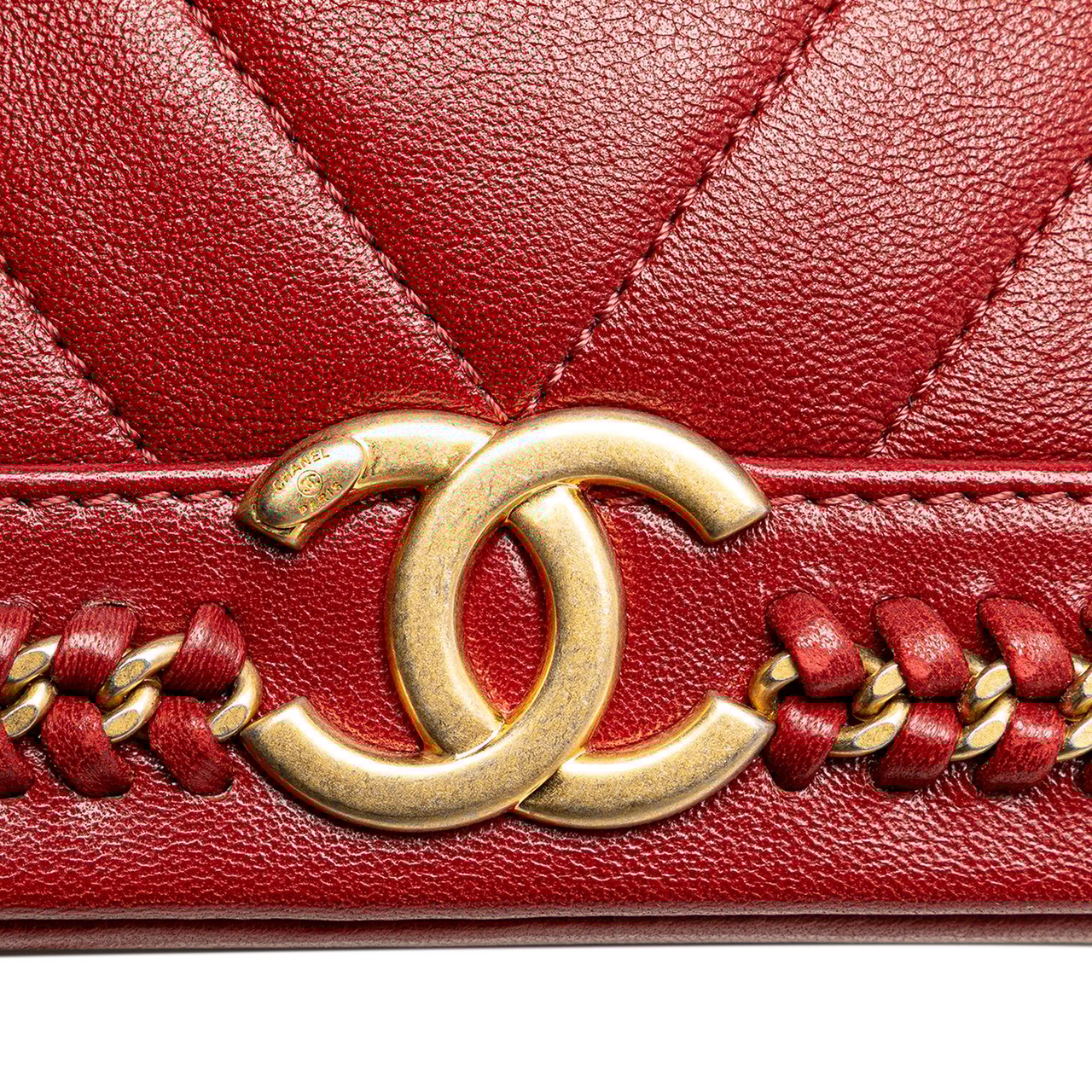 Chanel Paris Cosmopolite Medium Chevron Lambskin Bucket Bag Rood
