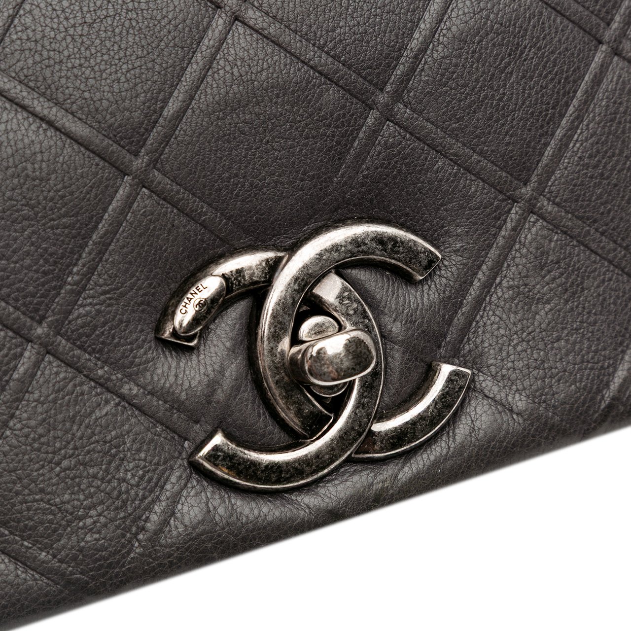 Chanel Medium Diamond Embossed Calfskin New Chic Flap Grijs