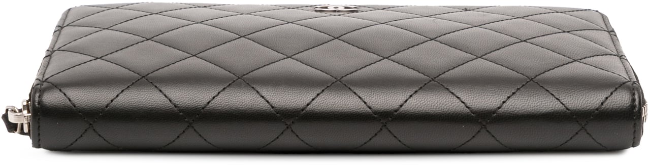 Chanel CC Quilted Lambskin Zip Around Wallet Zwart