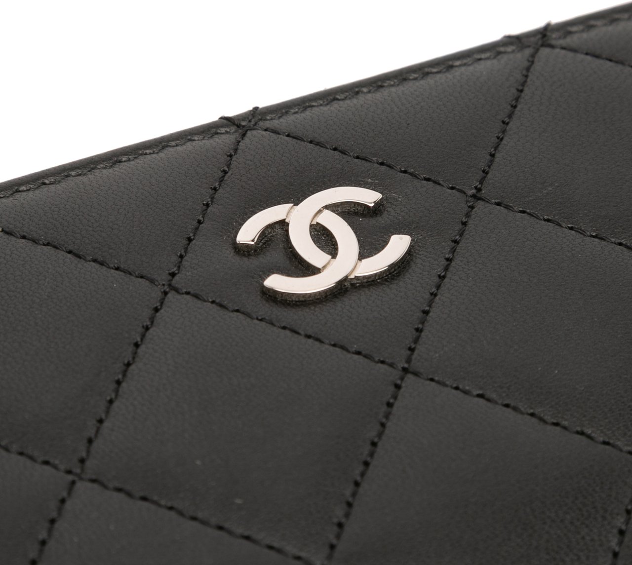 Chanel CC Quilted Lambskin Zip Around Wallet Zwart