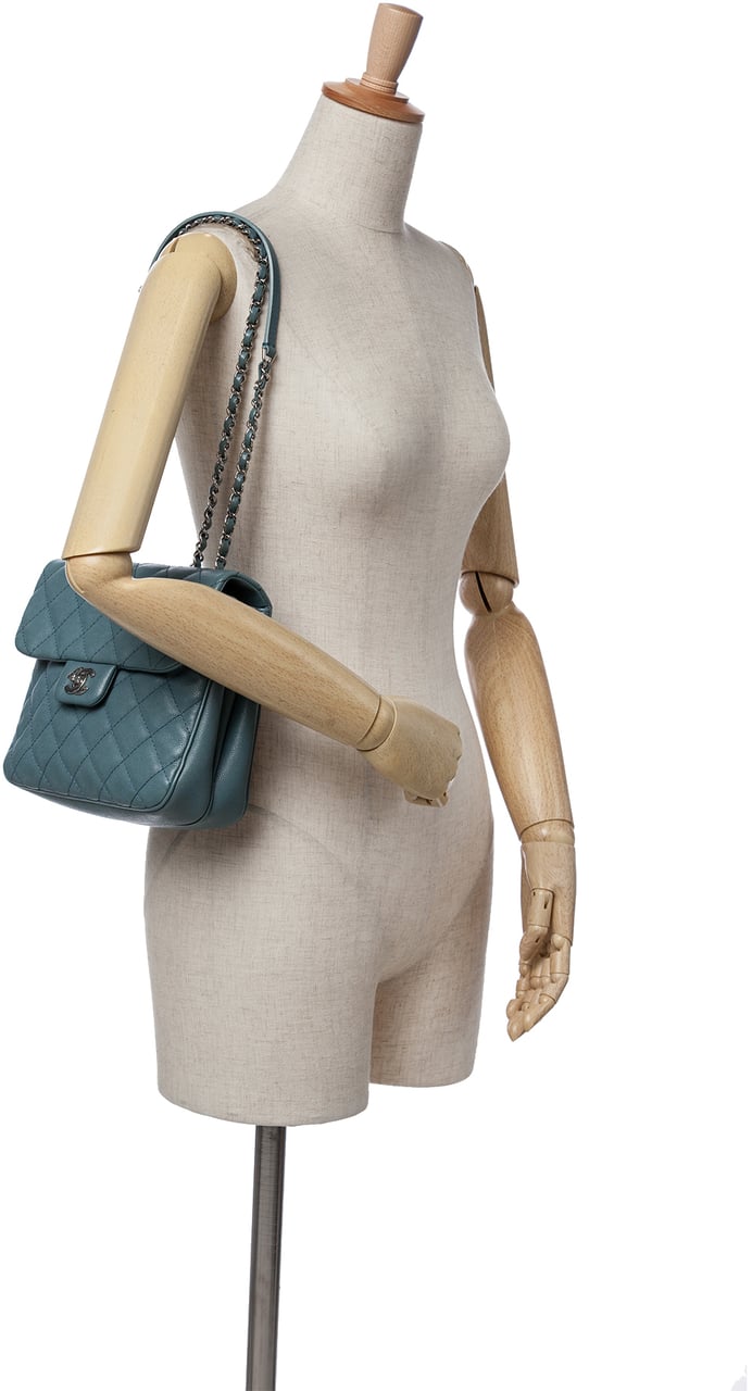 Chanel Medium Quilted Caviar Urban Companion Flap Blauw