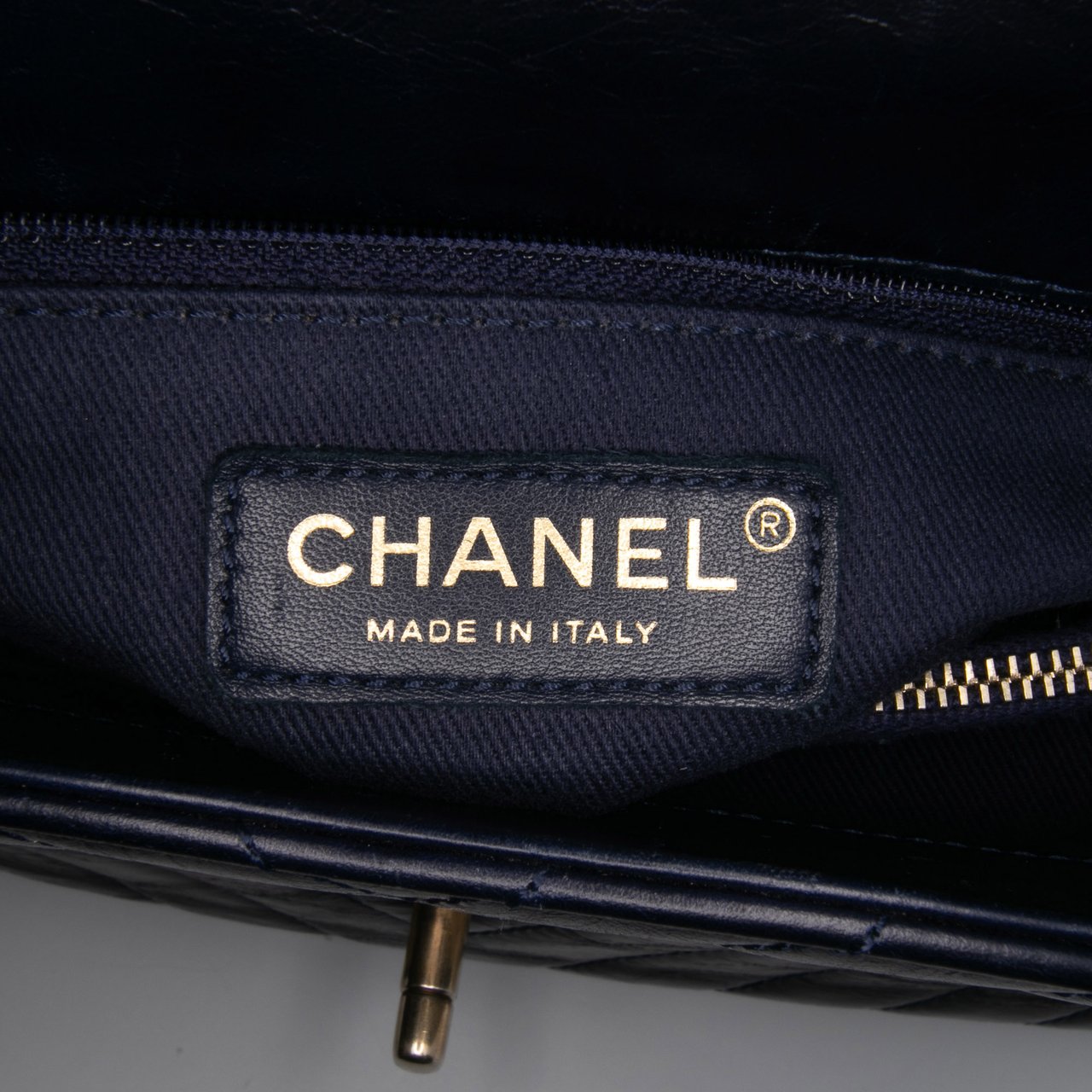 Chanel Medium Chevron Aged Calfskin Coco Top Handle Bag Zwart