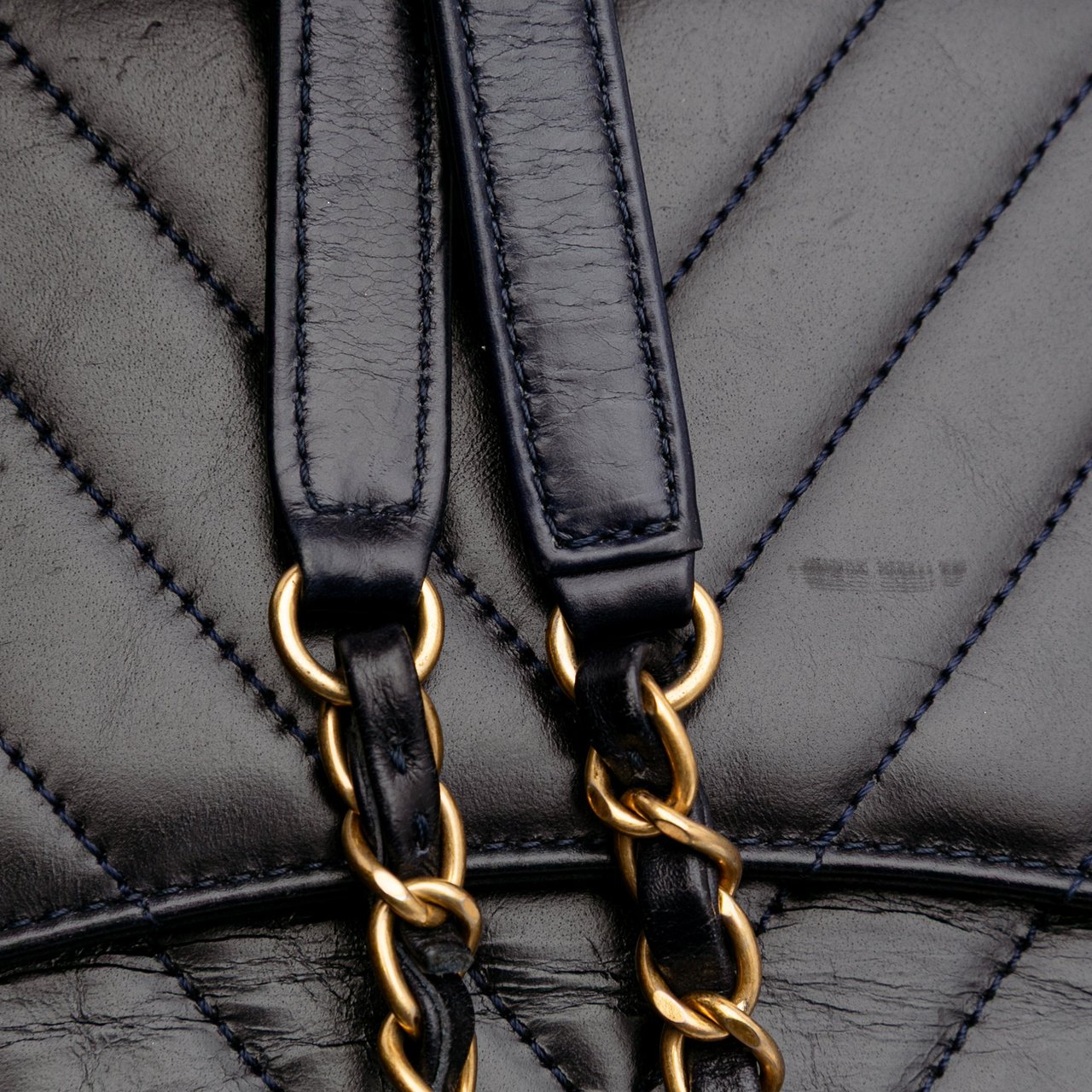 Chanel Medium Chevron Aged Calfskin Coco Top Handle Bag Zwart