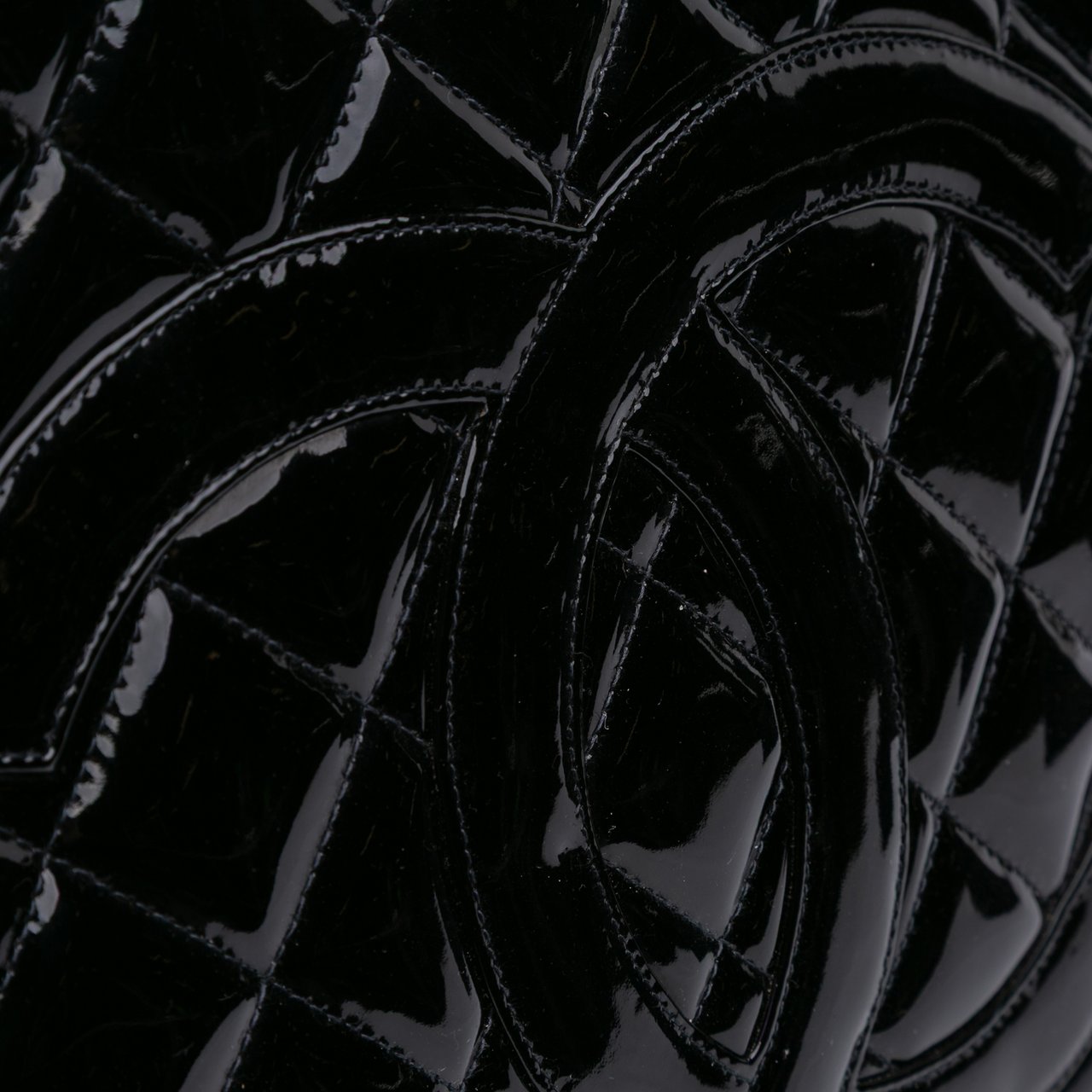 Chanel Patent Medallion Tote Zwart