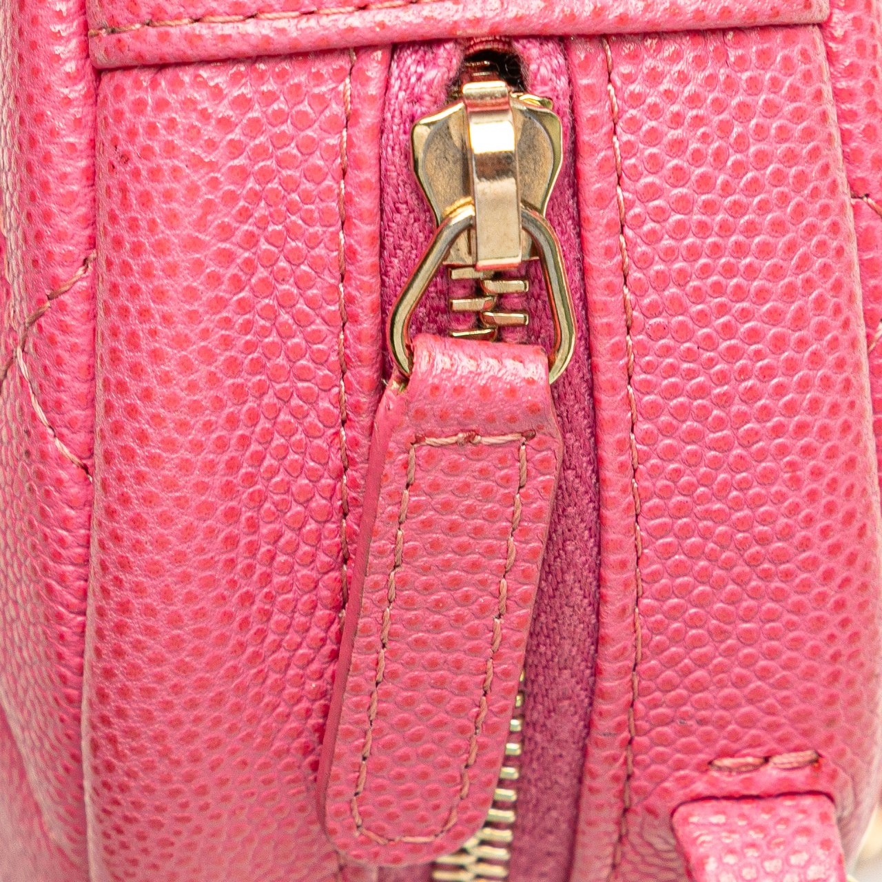 Chanel CC Quilted Caviar Round Clutch With Chain Roze
