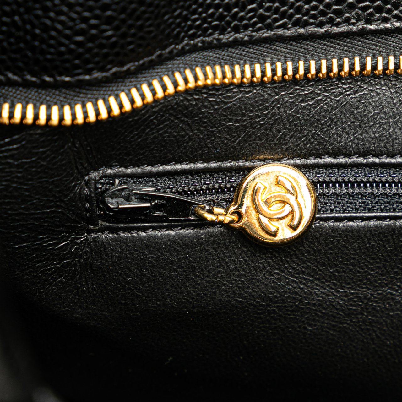 Chanel Caviar Medallion Tote Zwart