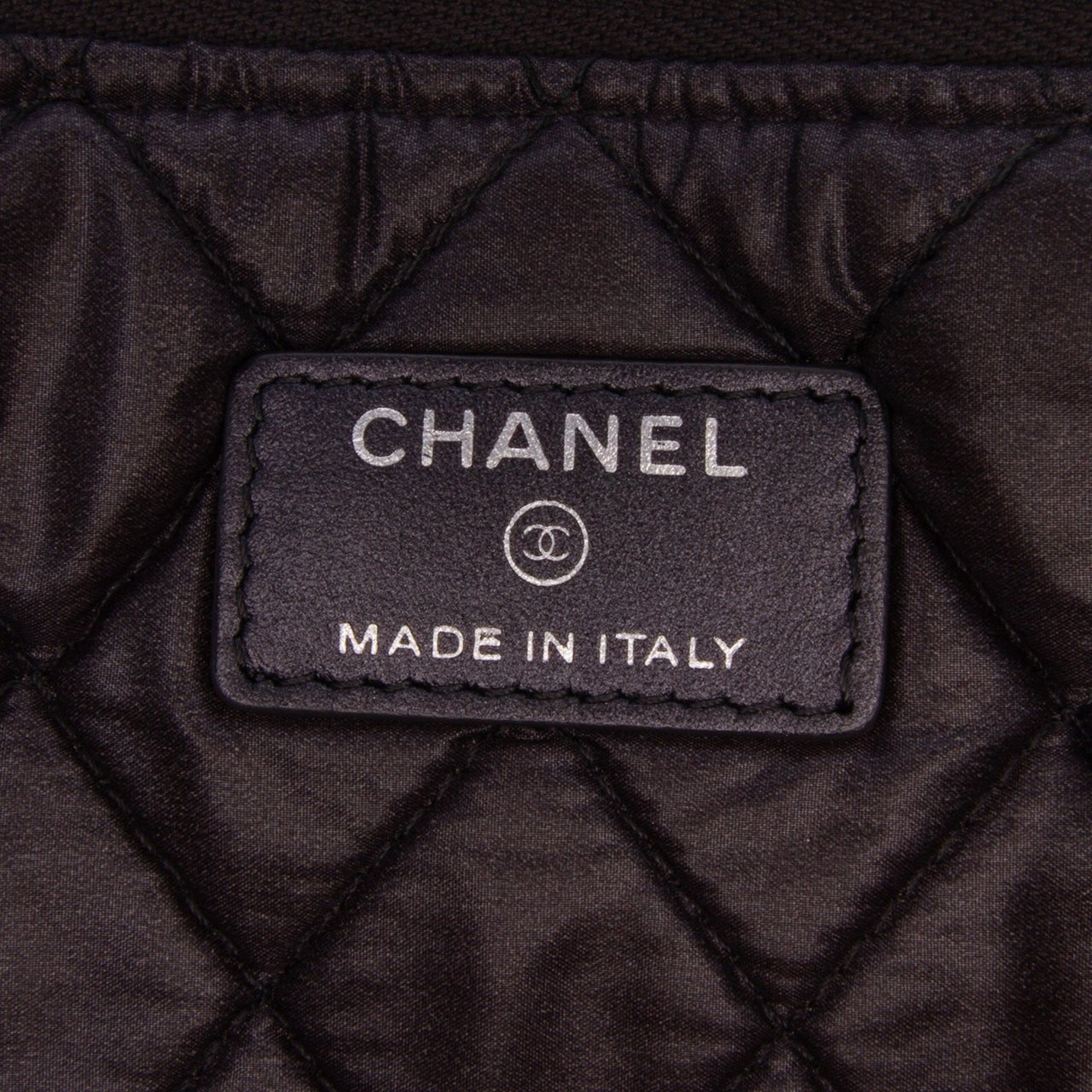 Chanel Medium CC Quilted Caviar O Case Clutch Zwart