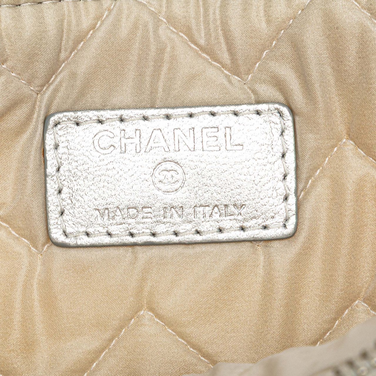 Chanel Medium Metallic Chevron Calfskin O Case Clutch Zilver