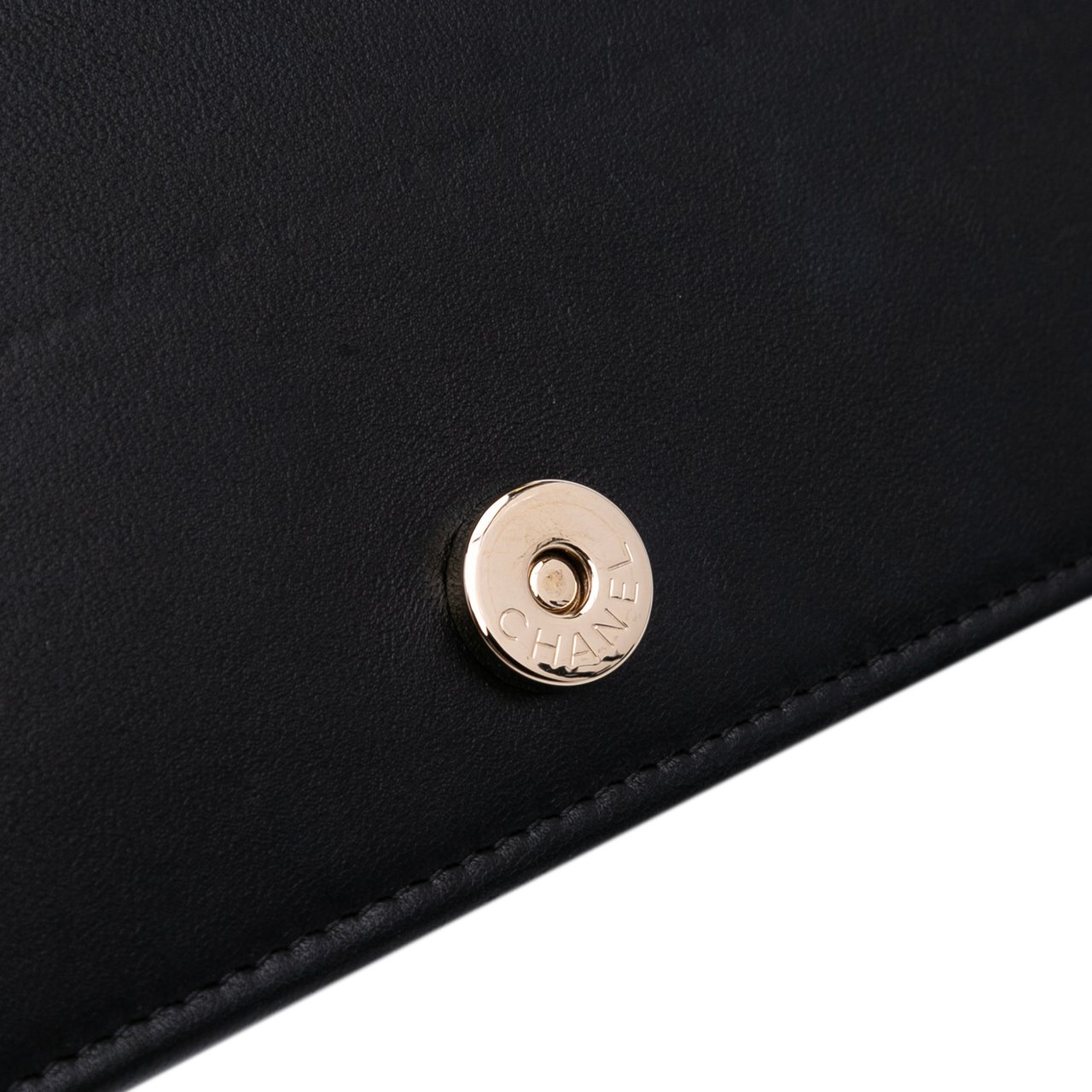 Chanel Bicolor Quilted Lambskin Camellia Wallet on Chain Zwart