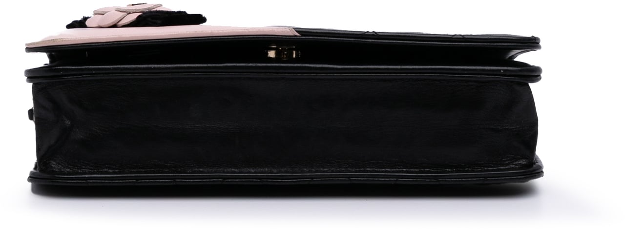 Chanel Bicolor Quilted Lambskin Camellia Wallet on Chain Zwart