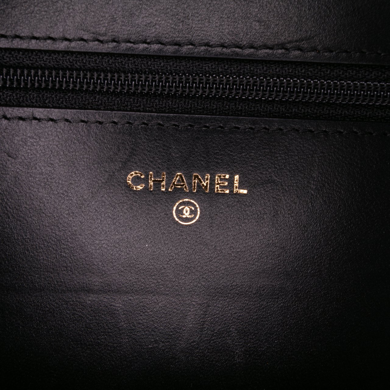 Chanel Bicolor Quilted Lambskin Camellia Wallet on Chain Zwart
