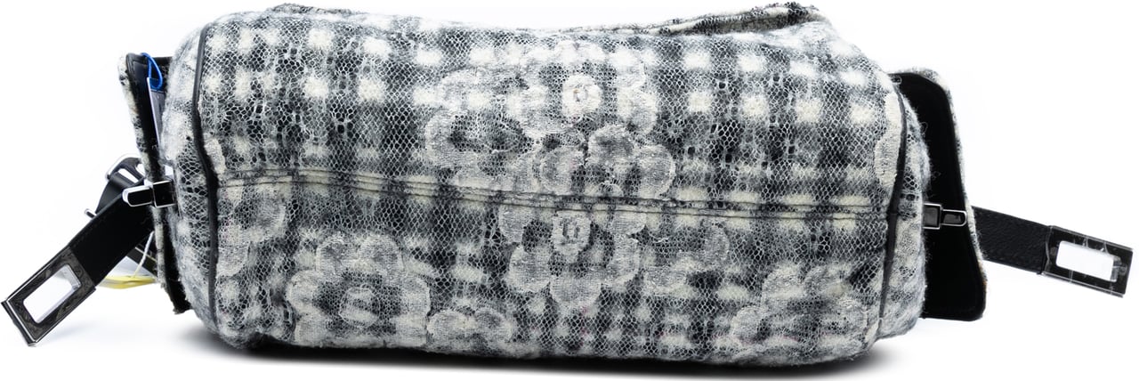 Chanel Tweed Camellia Chain Flap Shoulder Bag Zwart