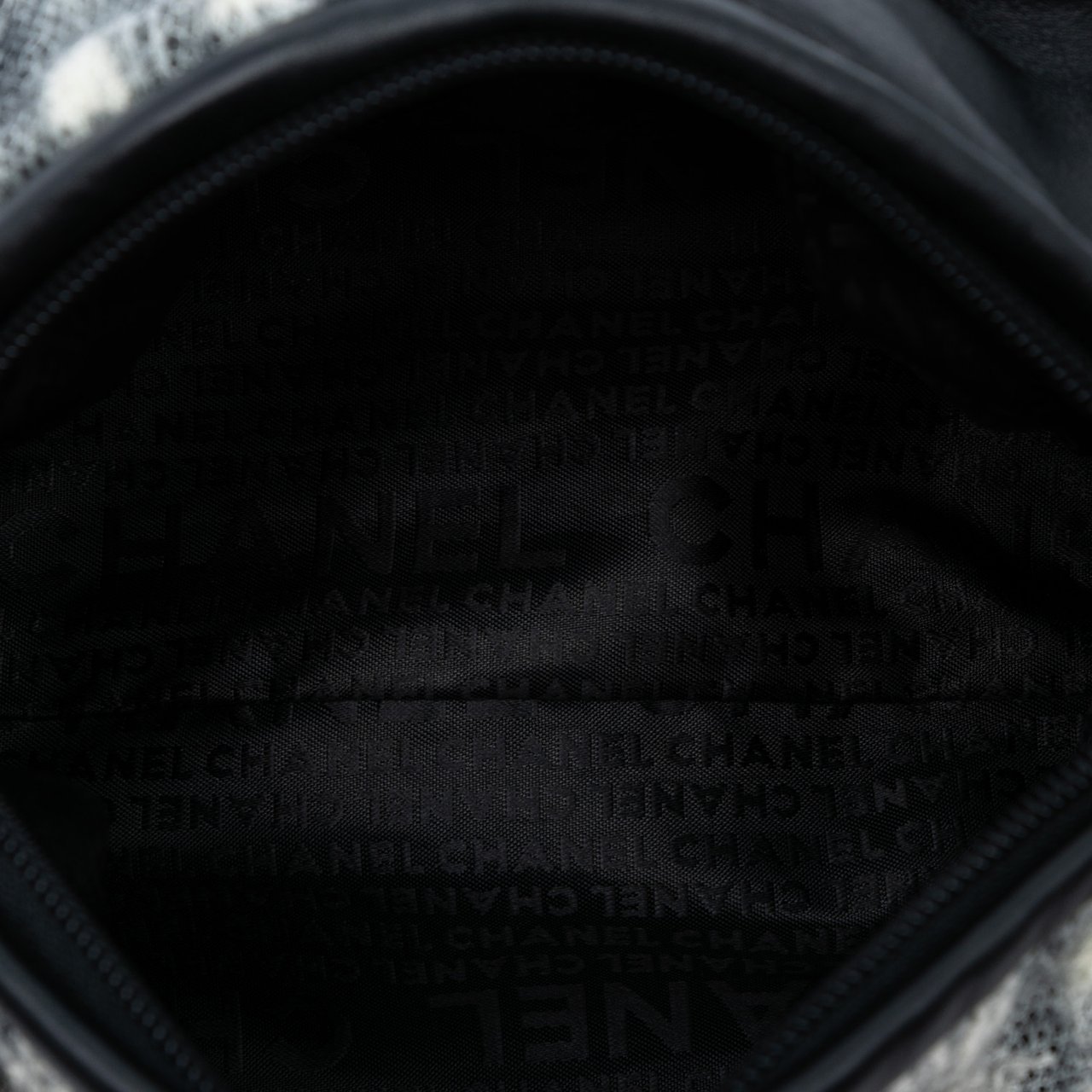 Chanel Tweed Camellia Chain Flap Shoulder Bag Zwart