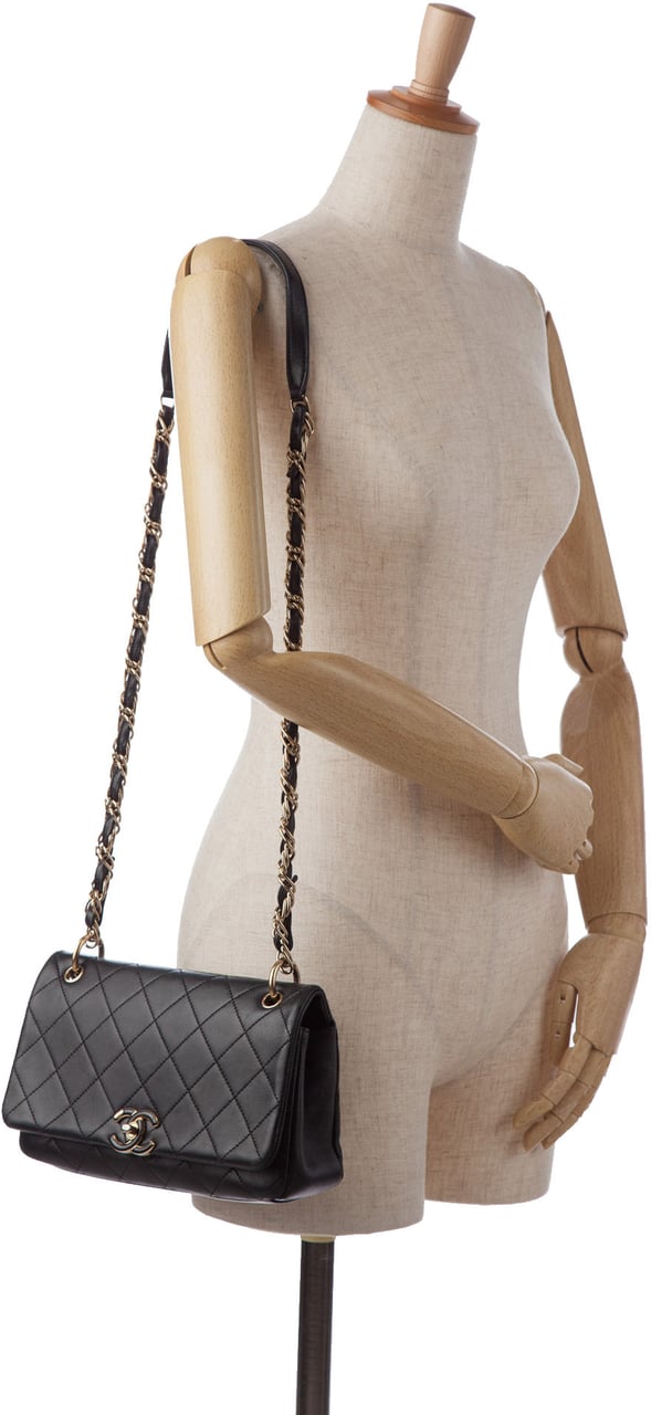 Chanel Large Lambskin Twist Chain Enamel CC Flap Zwart