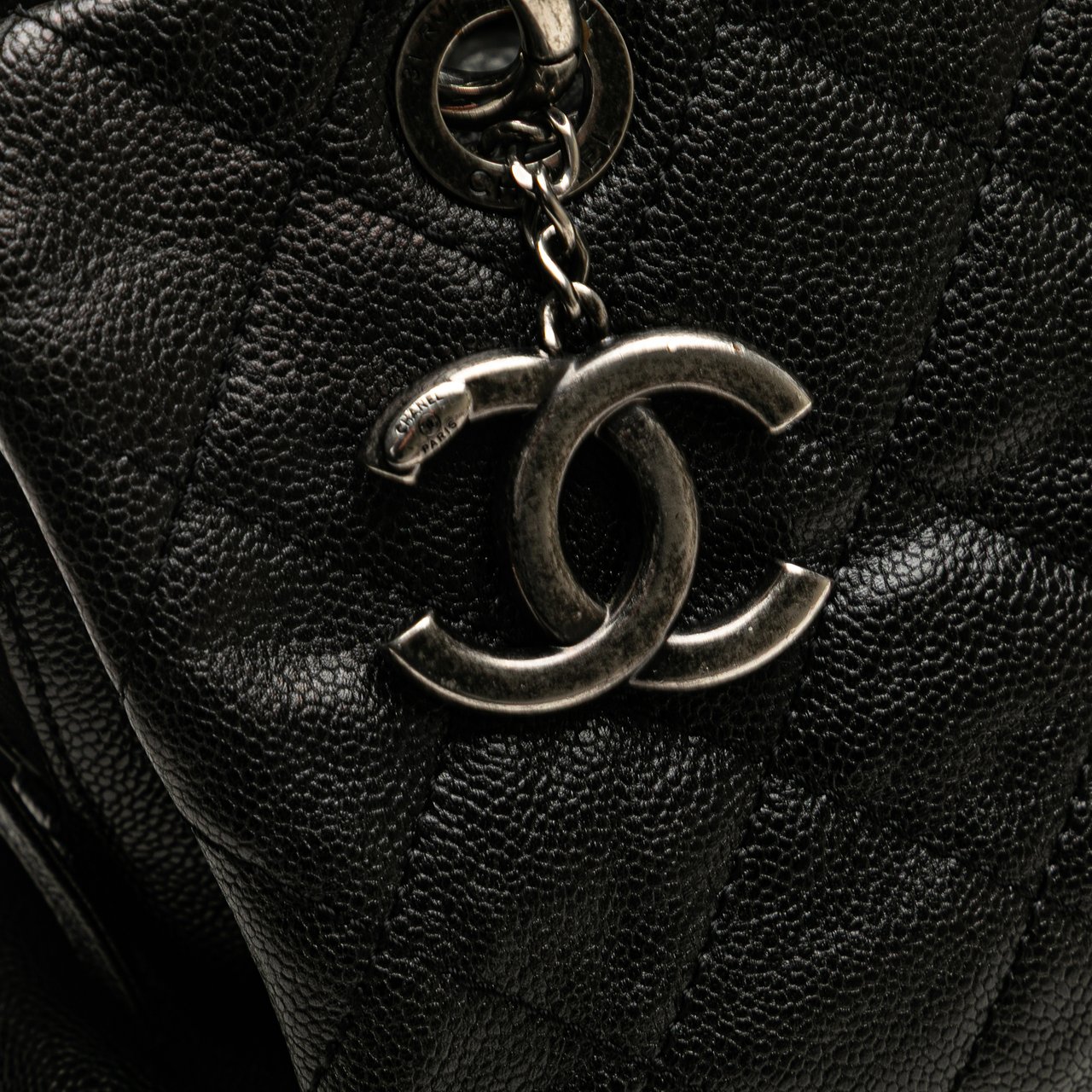 Chanel Quilted Iridescent Caviar Chic Shopping Tote Zwart
