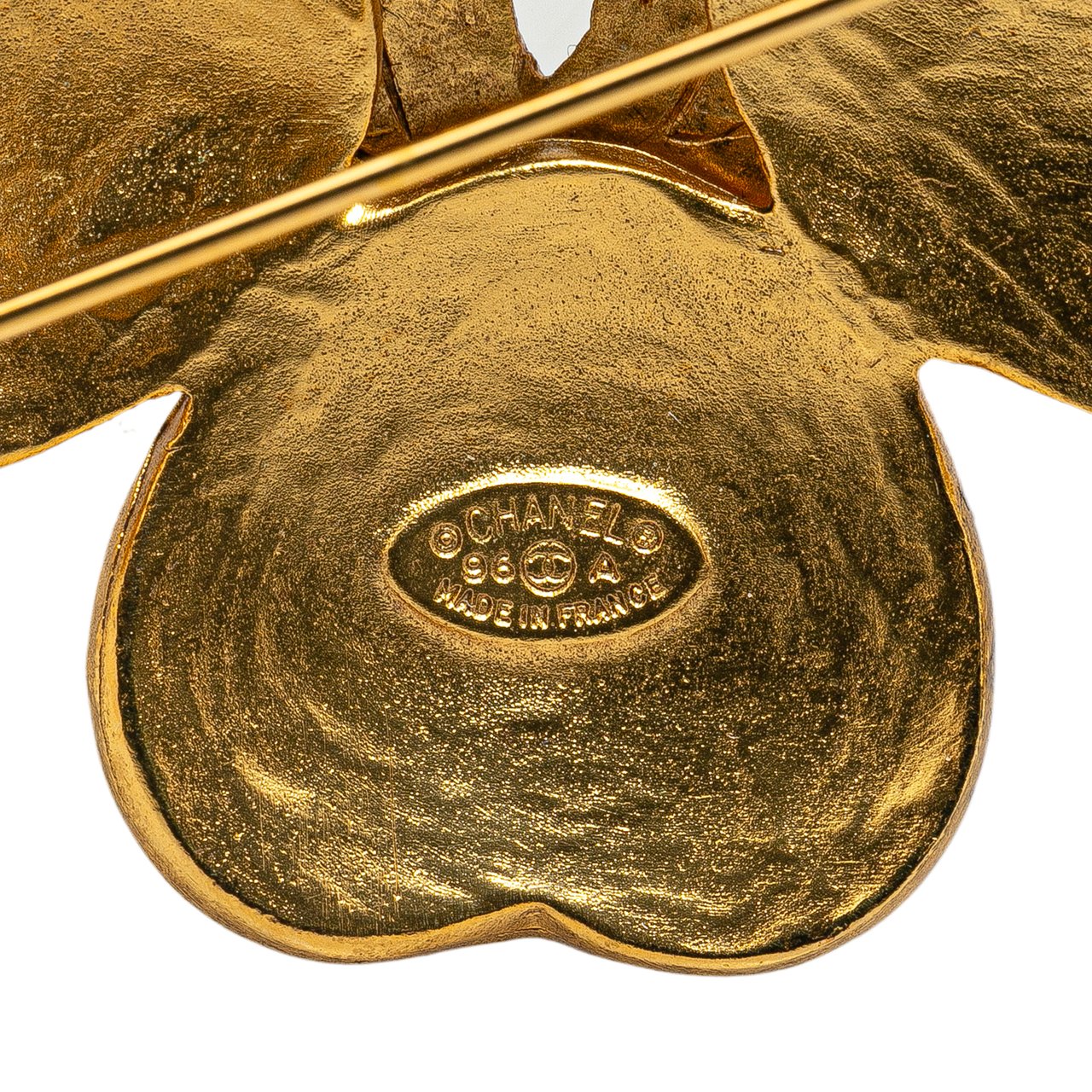 Chanel Gold Plated CC Clover Brooch Goud