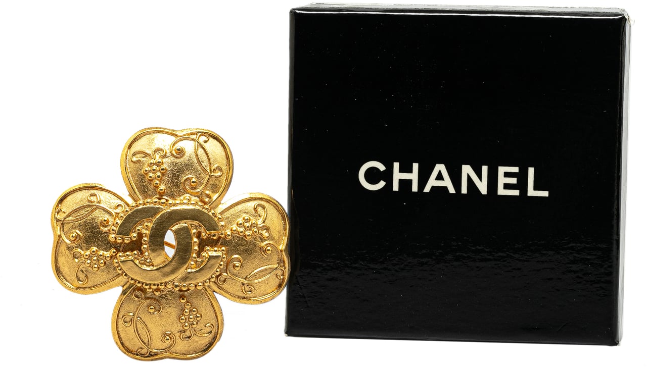 Chanel Gold Plated CC Clover Brooch Goud