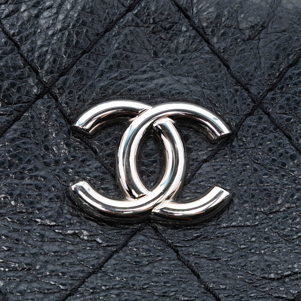 Chanel Large Glazed Calfskin On The Road Tote Zwart