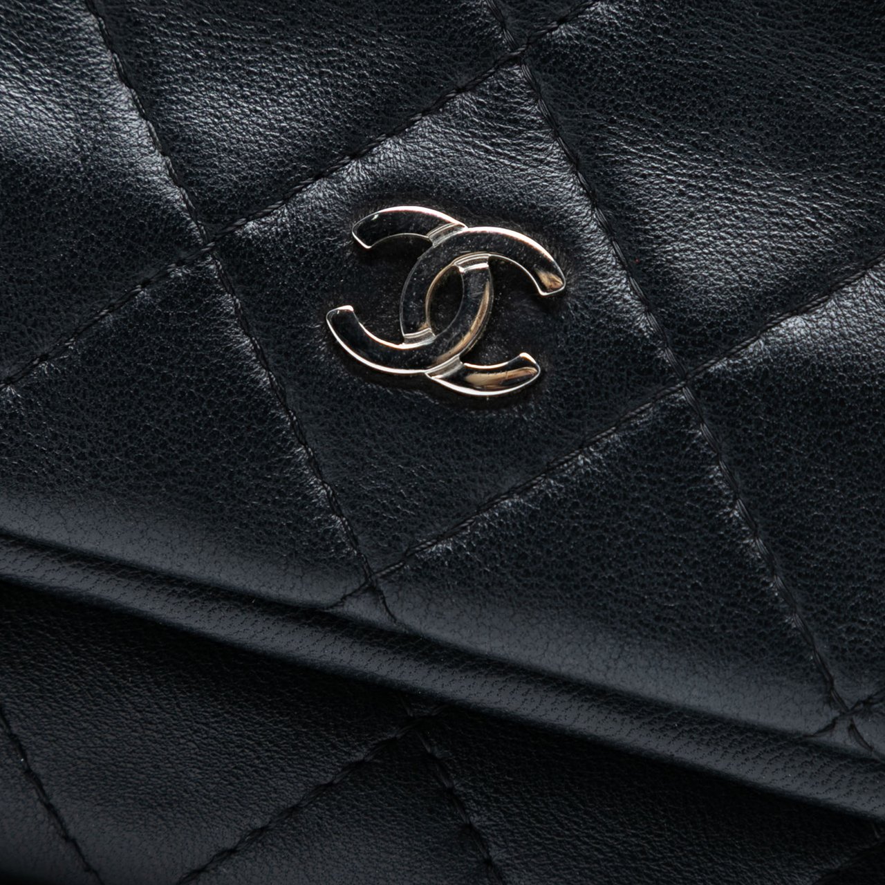 Chanel Quilted Lambskin CC Beauty Foldover Clutch Zwart