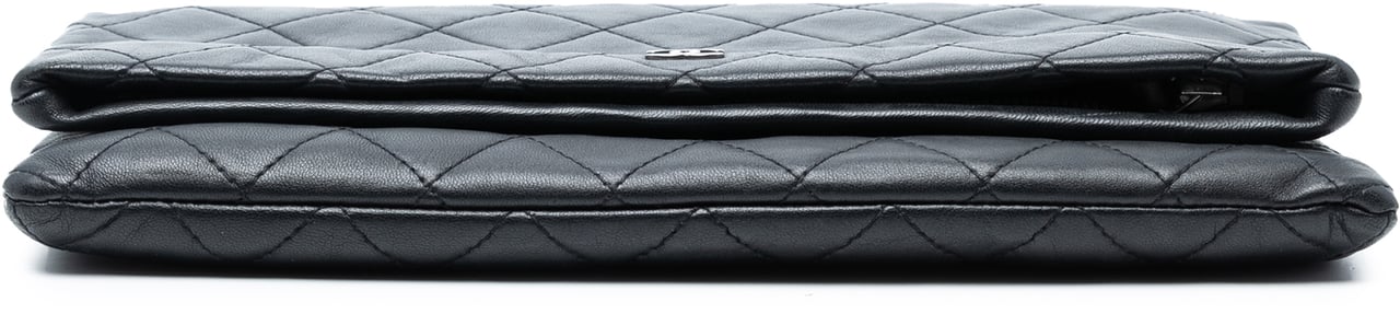 Chanel Quilted Lambskin CC Beauty Foldover Clutch Zwart