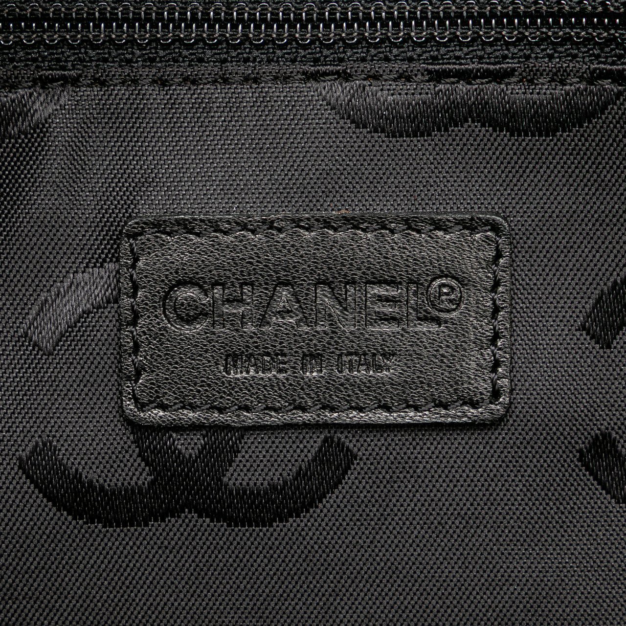 Chanel CC Stitched Suede Tote Zwart