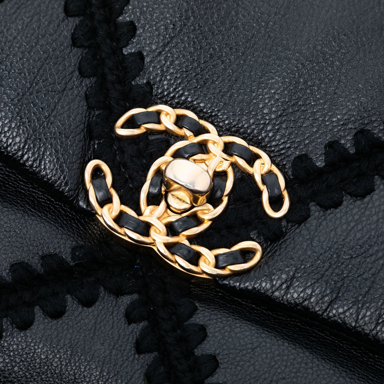 Chanel Medium Crochet Calfskin 19 Flap Zwart