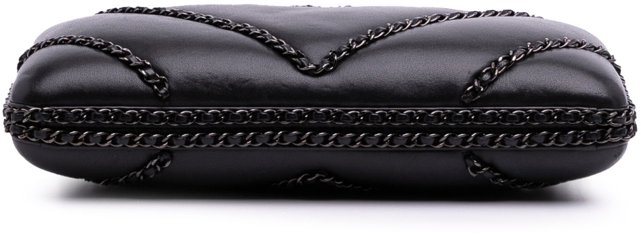 Chanel Chevron Lambskin Chain Around Clutch on Chain Zwart
