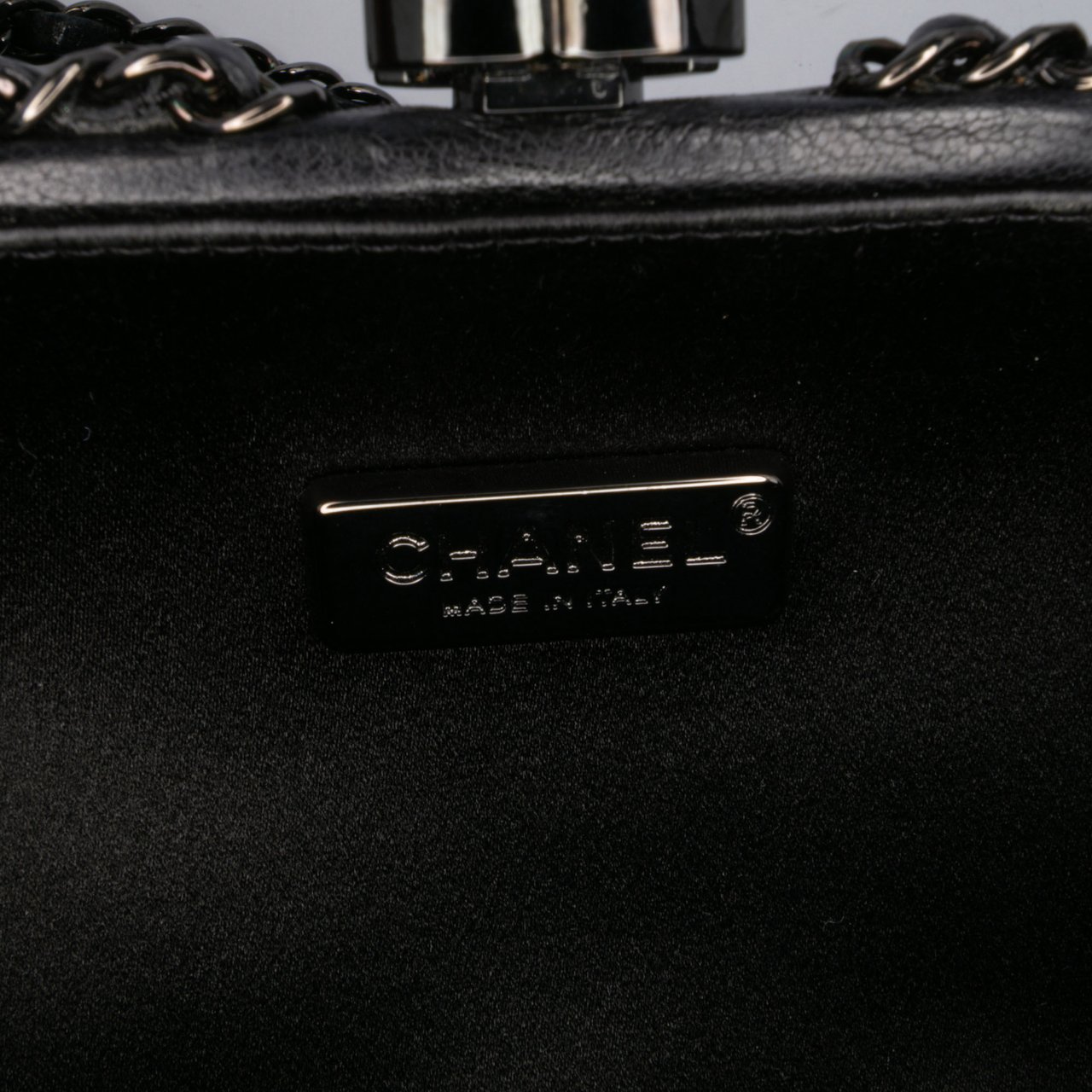 Chanel Chevron Lambskin Chain Around Clutch on Chain Zwart