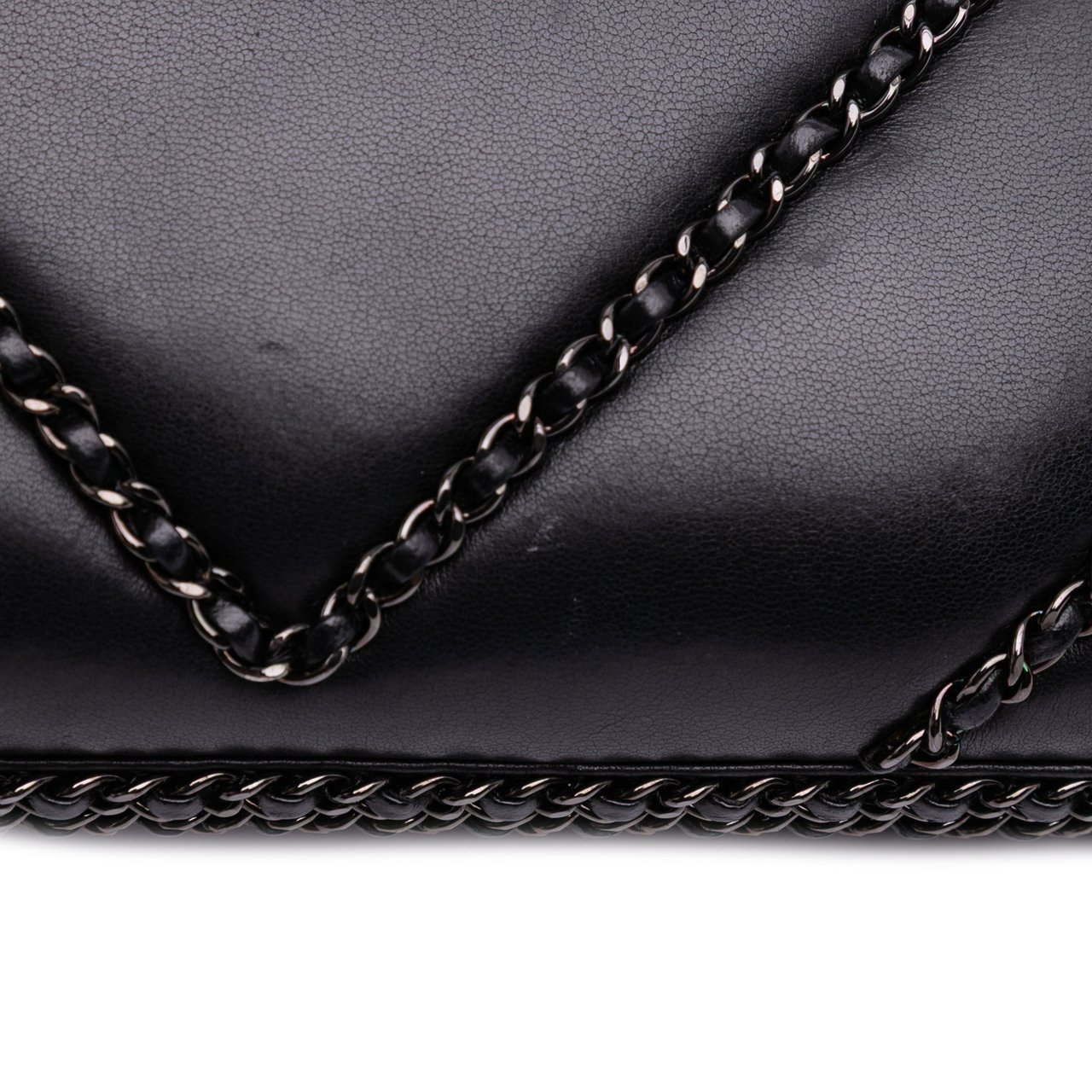 Chanel Chevron Lambskin Chain Around Clutch on Chain Zwart