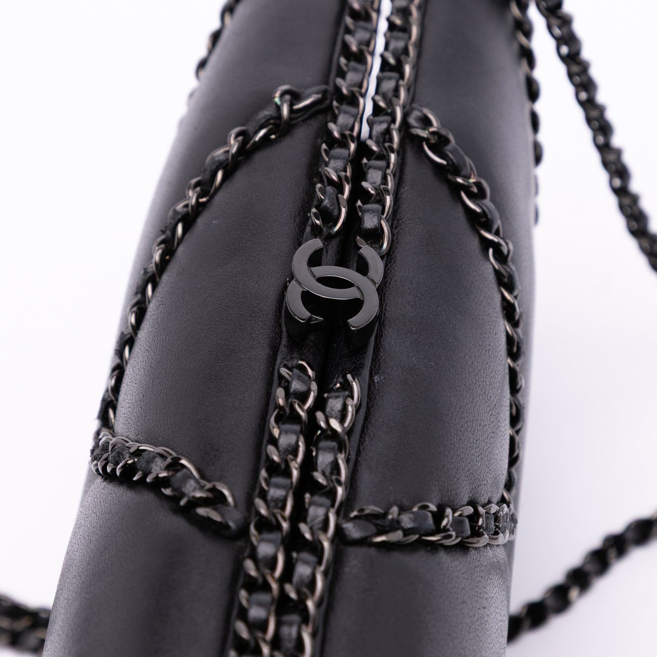 Chanel Chevron Lambskin Chain Around Clutch on Chain Zwart