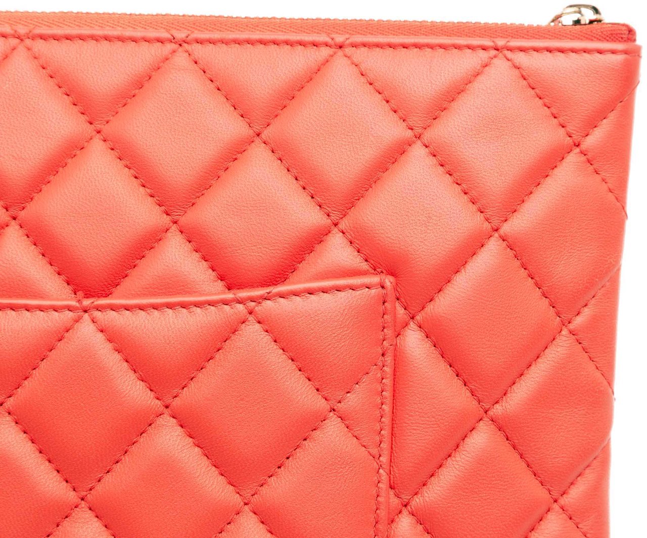 Chanel Medium Quilted Lambskin O Case Clutch Rood