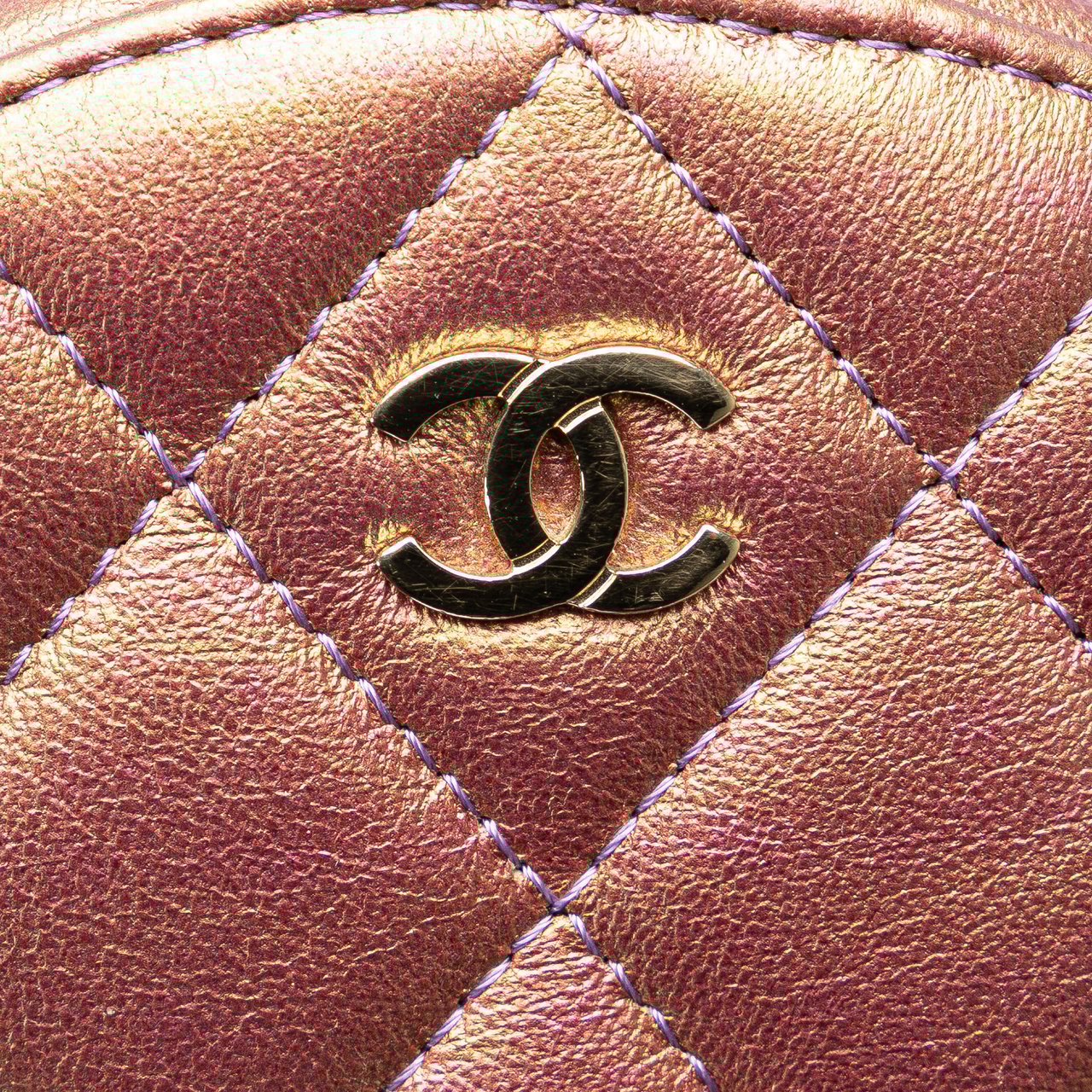 Chanel Quilted Iridescent Lambskin Round Clutch With Chain Paars