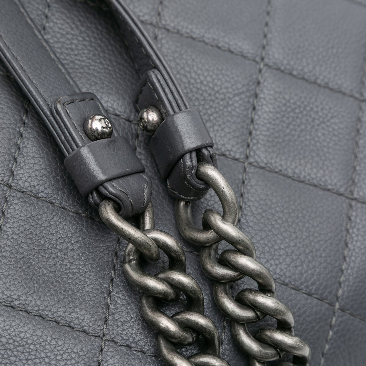 Chanel Quilted Calfskin Couture Messenger Bag Grijs