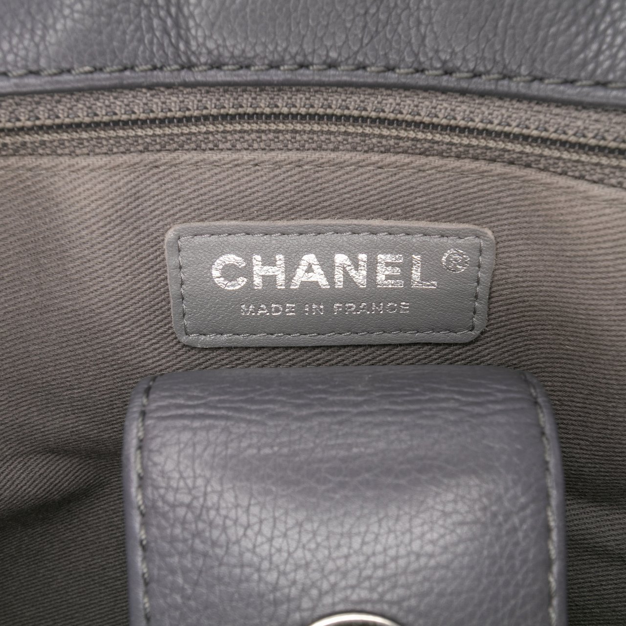 Chanel Quilted Calfskin Couture Messenger Bag Grijs