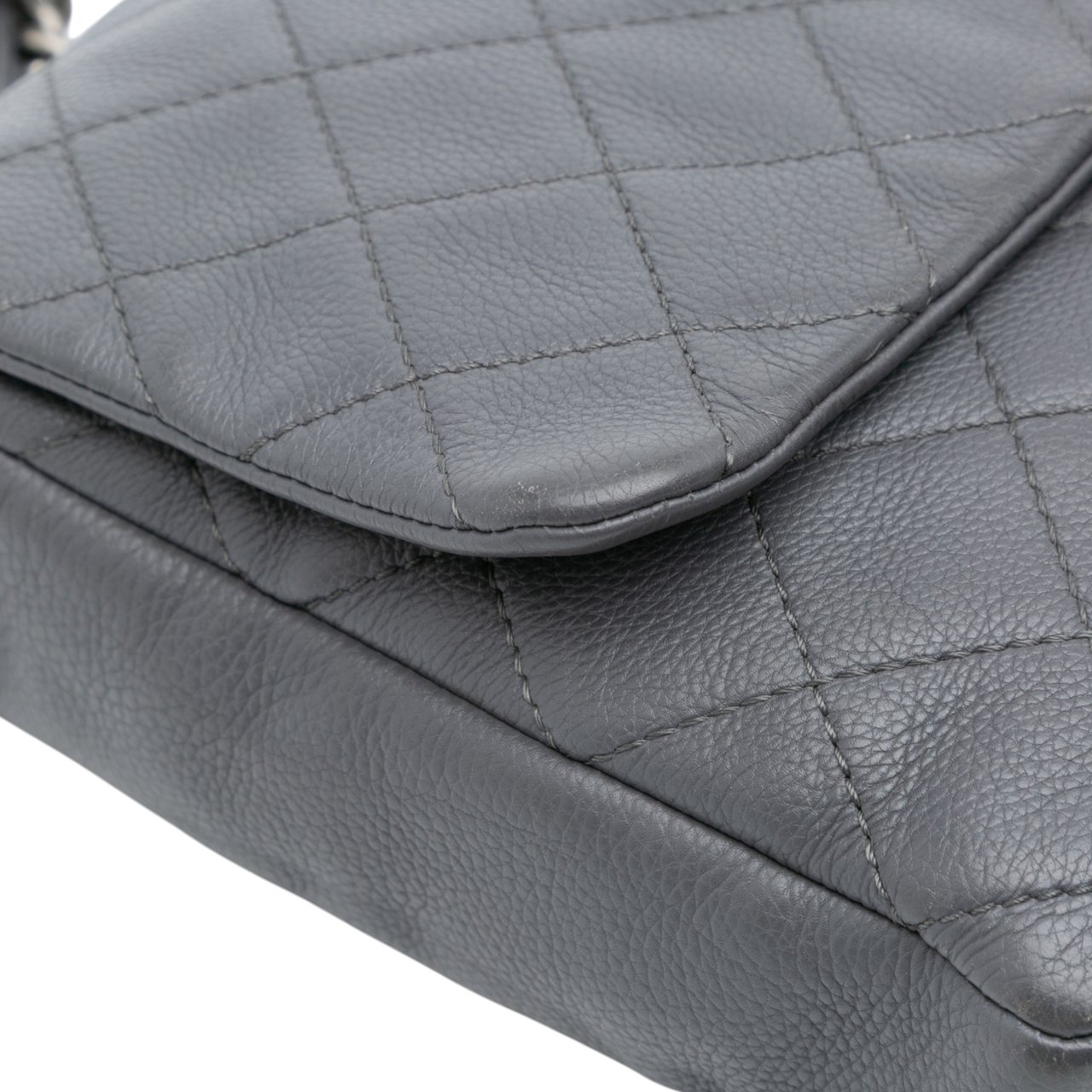 Chanel Quilted Calfskin Couture Messenger Bag Grijs