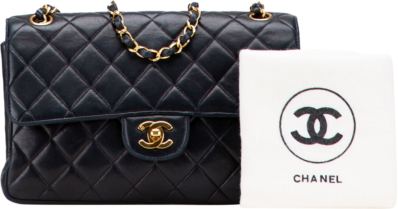 Chanel Medium Quilted Lambskin Double Sided Flap Zwart