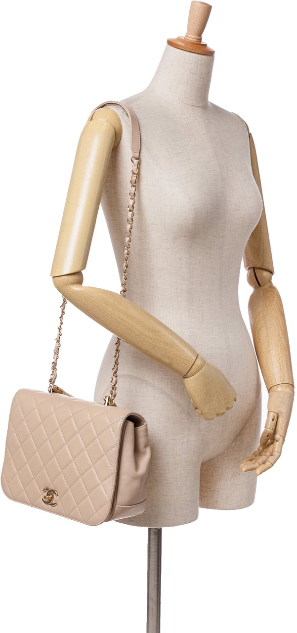 Chanel Medium Quilted Lambskin Carry Chic Flap Bruin